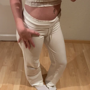 Vita mjukisbyxor - Fina och sköna mjukisbyxor från lager 157. Fina byxor, jag har klippt bort lappen på byxorna eftersom jag viker ner mina som på bilderna. Jag har för mig jag köpte byxorna i xs men vill inte lova något, passar mig som är 165! ❤️