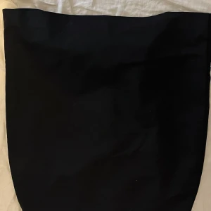 Kjol  - Enkel svart stilig kjol bra för vardag och skola, jobb. 