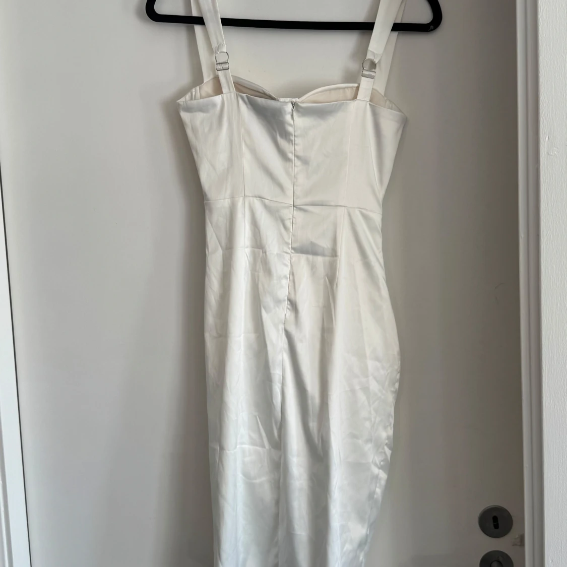 Vit satin kortklänning med slits - 3