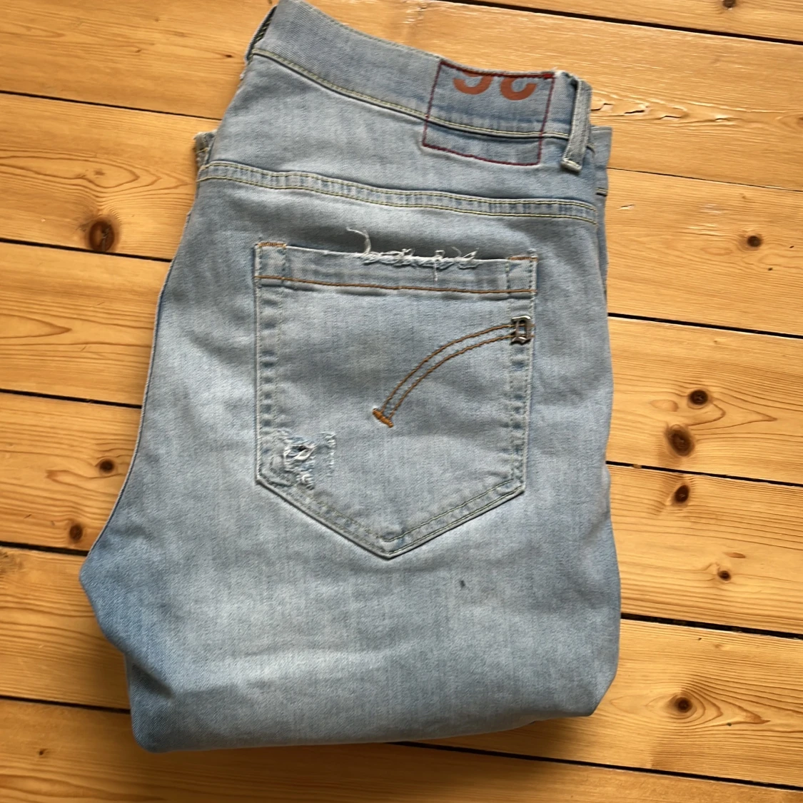 Ljusblå jeans med slitna detaljer - 1