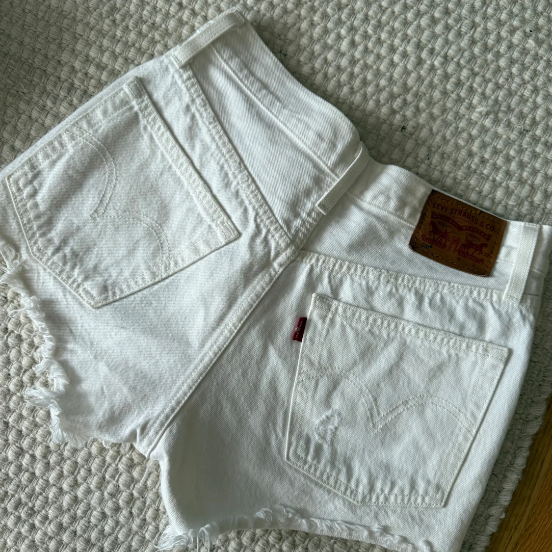 Vita jeansshorts från Levi's