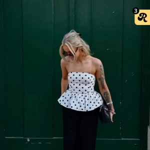 Vit prickig bandeau tubtopp från bik bok - Söker denna fina topp i storlek S, kontakta mig om ni vill sälja😍