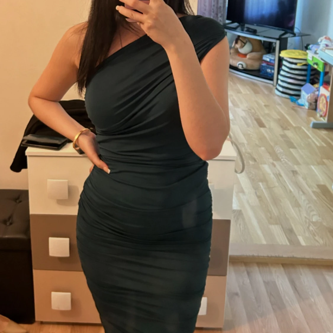 Mörkgrön one shoulder knä-lång klänning - 1