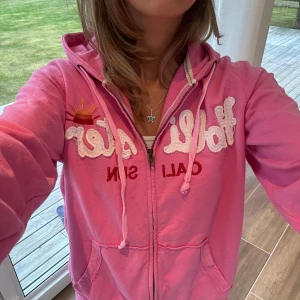 Hollister zip tröja  - En Zip från Hollister i storlek S. Överlag är tröjan i väldigt fint skick. E27. Jag skickar alltid inom 24h! Se fler liknande zip tröjor i min profil! 