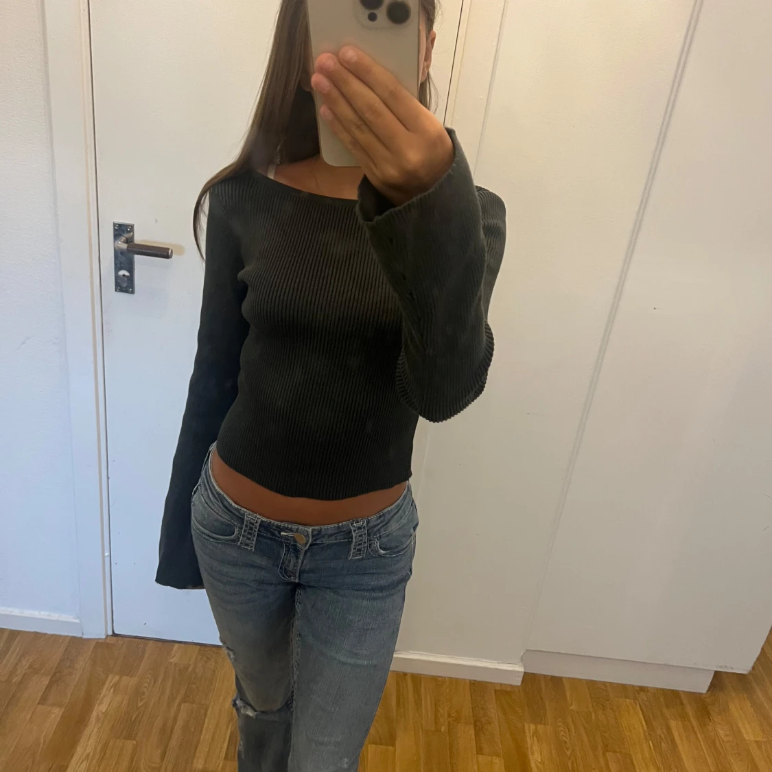 Svart ribbad croppad tröja - 2