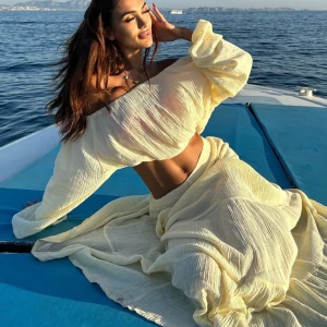 Ljusgult sett  - Superfin ljusgult sett med flowig och luftig känsla. Kjolen har resår i midjan och är sydd i flera våder för extra volym. Materialet är tunt och lätt, perfekt för varma dagar. Passar dig som gillar en avslappnad och trendig stil.