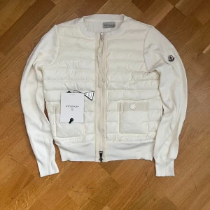 Moncler Cardigan dam - Hejsan, säljer denna fläckfria Moncler dam Cardigan jackan. Size:1 Cond:10/10 ”Endast testad” möts i ”Göteborg eller fraktas” Kvitto finns. Tveka inte på frågor🌟