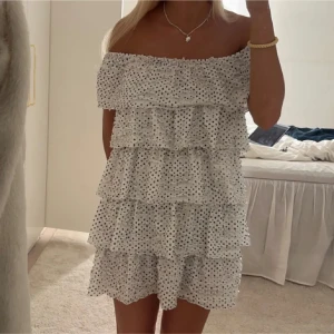 Slutsåld Prickig volagklännig🤍🤍🤍 -  Säljer denna slutsålda Supersöt offshoulder klänning från zara!!!!🤍🐚. Klänningen är vit med svarta prickar och flera lager volanger.perfelt till middag eller fest, säljer då den ej kommer till användning längre 🤍🤍🤍