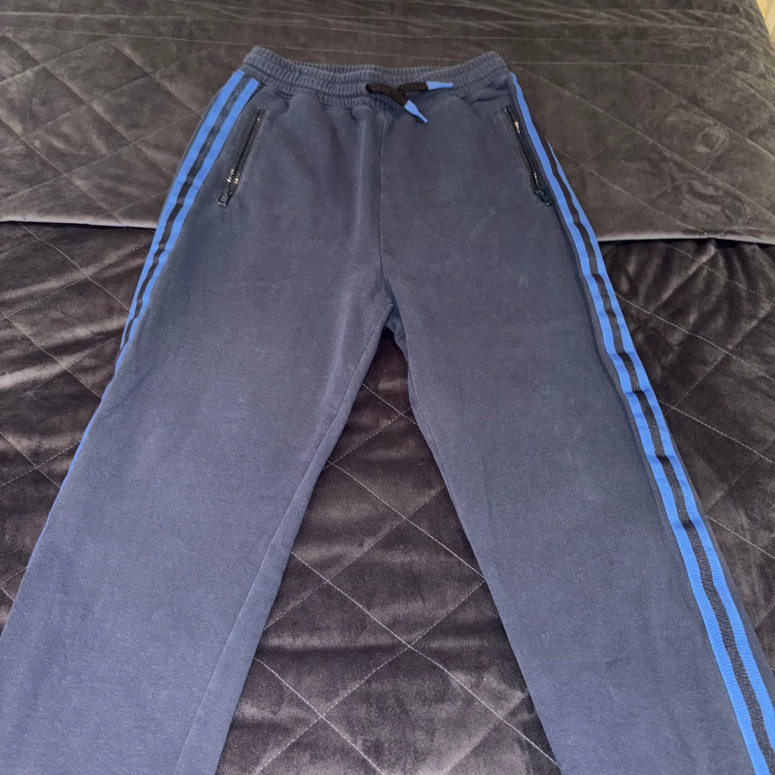 Mjukisbyxor med dragkedja