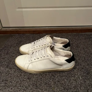 Saint Laurent skor - Säljer ett par ysl skor i storlek 42,5 men passar 43/43,5 då de är stora i storlek. Skorna är i bra skick och passar till allt. Skriv för mer info