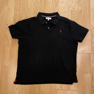 Piké U.S POLO ASSN. - Piké U.S POLO ASSN. i fint skick säljes. Storlek 2XL. Framförallt är den vidare, inte så lång. Hör av er vid frågor. Mvh  