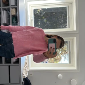 Rosa stickad tröja 💕 - Säljer en söt rosa stickad tröja från Avec med rund hals och ribbade muddar vid ärmar och nederkant! Älskar denna tröja till vinter/höst!💞