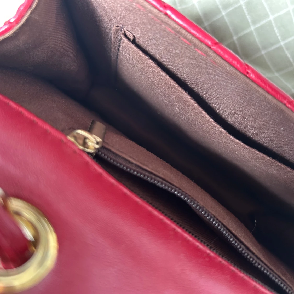 Röd quiltad axelväska med kedja - 2