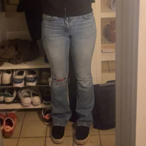 Ljusblå bootcut jeans med slitning - Skit snygga jeans från Gina,helt slutsålda!!