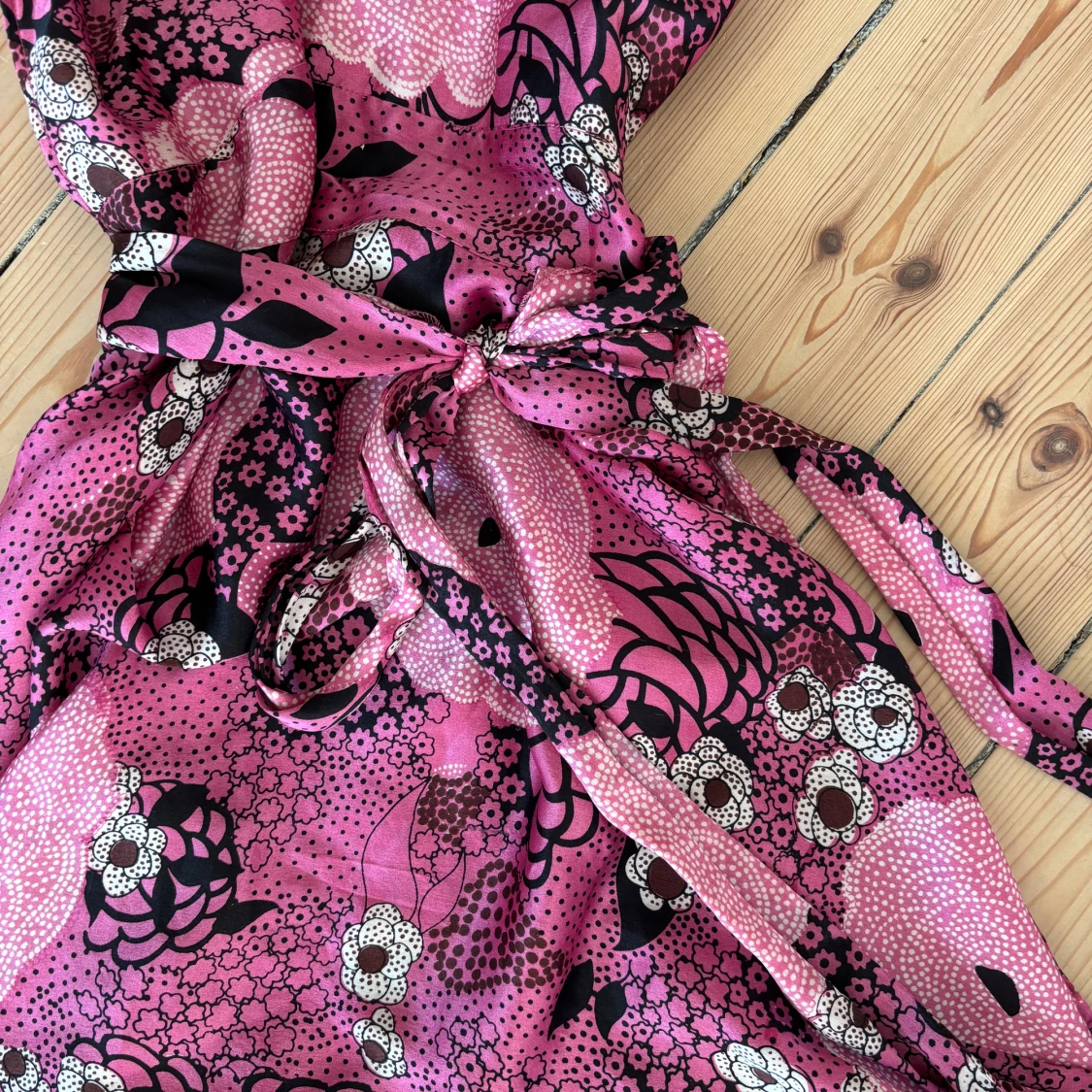 Blommig rosa silkesklänning Twist & Tango - 1