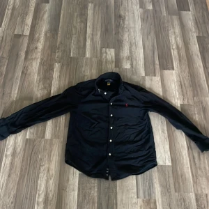 Ralph lauren skjorta - Fin ralph skjorta som är storlek L i barn. Passar någon runt 160-170. Inga defekter eller märken