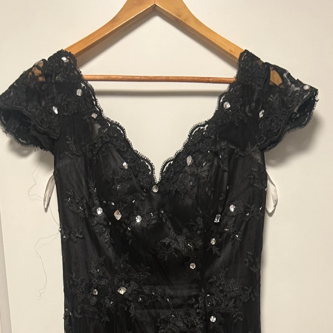 Svart långklänning med spets och paljetter