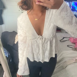 Vit blommig blus från Gina Tricot - Supersöt vit blus från Gina Tricot med blommigt mönster i spets🤍💕