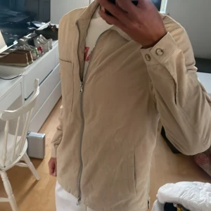 Riley overshirt - Säljer nu denna sjukt snygga manchester overshirt i storlek S i väldigt bra skick! Endast använd ett fåtal gånger🤩 Passar perfekt nu till hösten 🍁. Slutsåld överallt🙌 Skriv vid funderingar🤝📲