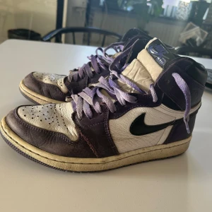 Jordan 1 Court purple - Ett par Jordan 1 high’s i färgen court purple. Riktigt feta och i helt okej skick, dock är det mesta smuts som går att rengöra. De är köpta från StockX för några år sedan och därmed är dem äkta. Skriv vid fler frågor! ☺️🤝