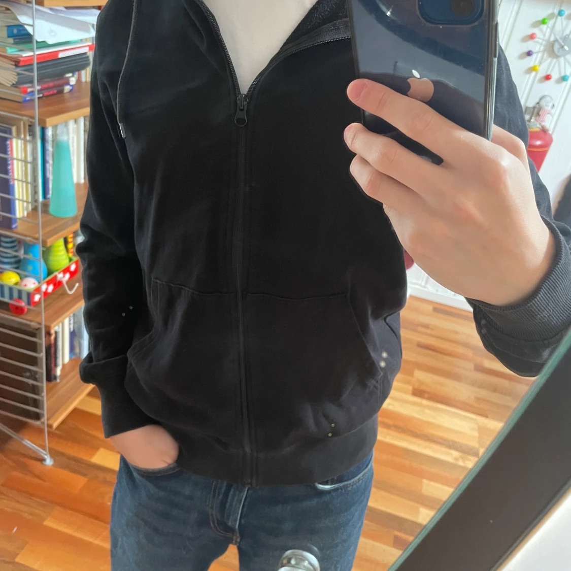 Svart hoodie med dragkedja