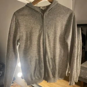 Zip up grå - Snygg storlek 170 hål på höger armbåge 170skulle ja säga är som S