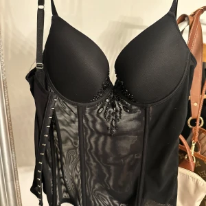 Helt ny korsett - Har endast testat den, den är inte genomskinlig när man väl har på sig den
