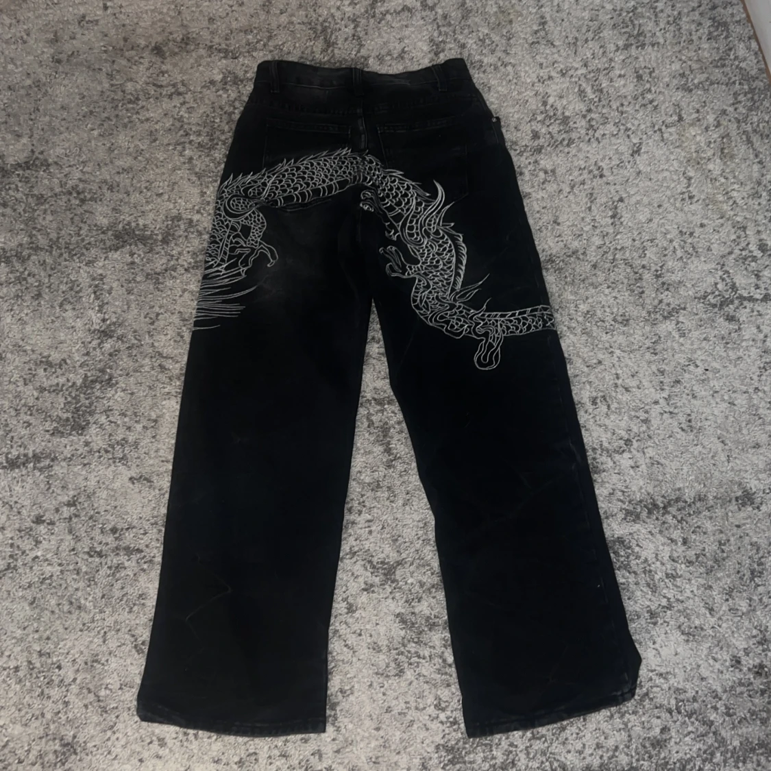 Svarta jeans med drakmönster - 1