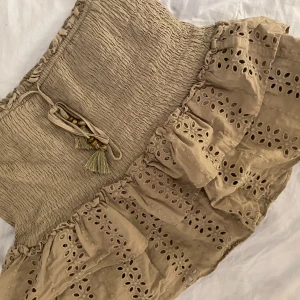 Grön kjol - Mörkgrön kjol från Zara med inbyggda shorts (syns ej från utsidan) storlek S