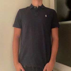 Ralph Lauren Piké - Tja! Säljer denna stiliga Raffe pikén i marinblå färg och storlek M. Bra skick utan några defekter och enbart använd ett fåtal tillfällen! Nypris ligger runt 2000 lappen, mitt pris enbart 299. Hör gärna av dig innan köp eller vid funderingar🙂