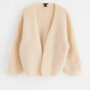 Beige stickad kofta från Lindex  - Jätte fin kofta har ett hål som dock är vid nacken så det syns ej eftersom man har hår för men skriv för bilder på de, lite nipprig då den användets💕