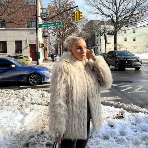 Beige pälsjacka - En äkta pälskappa. Storlek S/M. Gått av lite päls i kragen men annars bra skick.