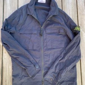Blå overshirt från stone island - (A-cop) bra skick använd ett par gånger annars inget 