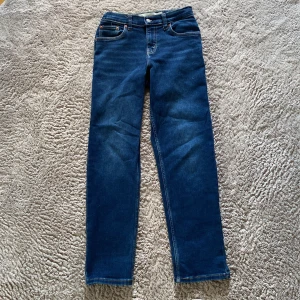 Levi's Loose Taper jeans blå - Snygga blå Levi's Loose Taper jeans i klassisk denim med fem fickor och gul kontrastsöm. Ikonisk läderpatch bak och Levi's-röd etikett på bakfickan. Perfekta för dig som gillar avslappnad stil. Pris kan diskuteras vid snabb affär!