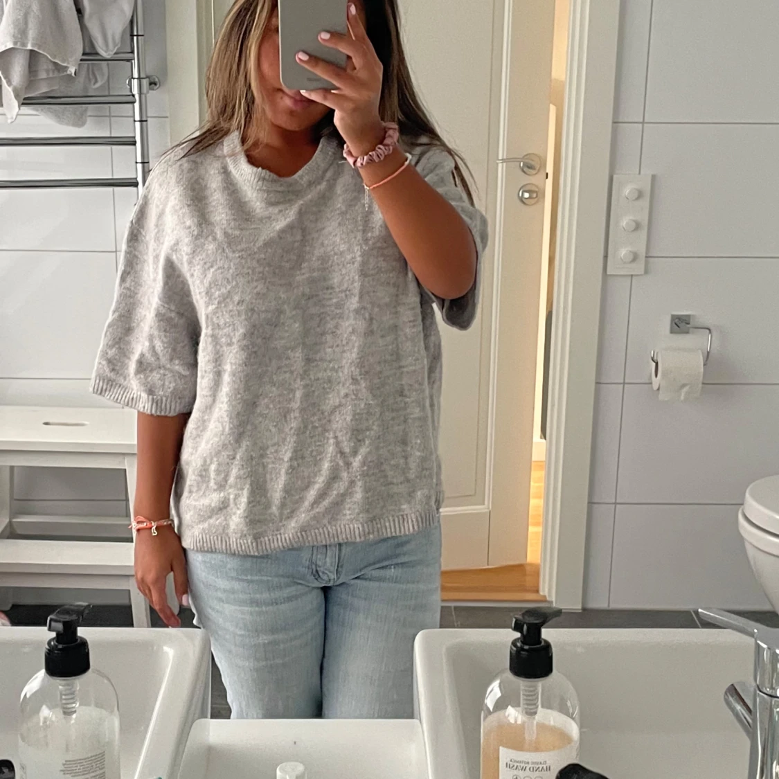 Grå stickad T-shirt - 1