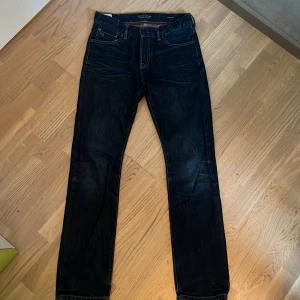 Mörkblå jeans Scotch Shrunk - Snygga mörkblå jeans från Scotch Shrunk, modell Amsterdams Blauw. Jätte fin kvalité 
