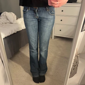Lågmidjade bootcut jeans!😚 - Väldigt lågmidjade jeans i st 24. Jag brukar ha st 34/36 och små på mig. Köpta på vinted och säljer pågrund av att de är för små. Slutet av benen är fransiga och har gått sönder men utöver det har jag inte märkt några andra fel. Som jag sa står det st 24 men jag som har st 34/36 upplever de ganska små.🤗Tror märket är Seven7 och pris kan diskuteras!