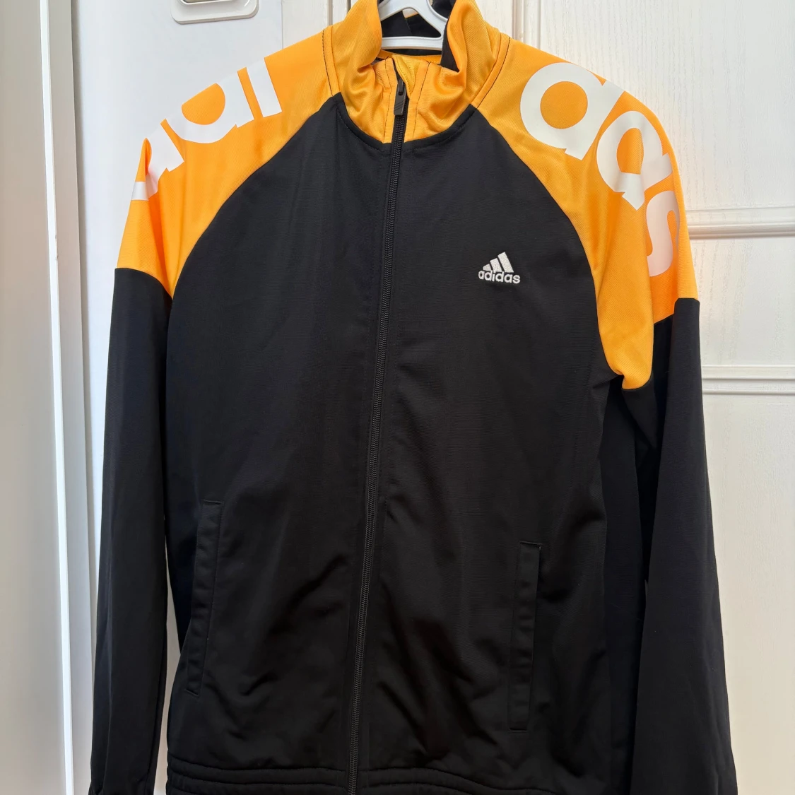 Svart och gul Adidas gympakofta - 1