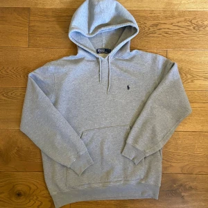 Ralph Lauren hoodie - Mycket fint skick Storlek M, lite för stor på mig som är 181 cm. Passar dig runt 180-190 cm. Perfekt nu inför hösten! Kom gärna med frågor eller prisförslag!
