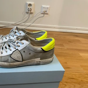 Philippe Model skor - Snygga Philippe model skor i bra skick. Box och dustbag ingår såklart och priset kan diskuteras. Liten defekt på bild 2 ses på sidan. Storlek på skorna är 41 men passar även 42