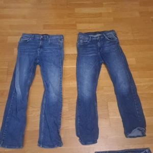 Repaly thacds - Två par klassiska reålay tchad jeans i blå denim med raka ben och normal. Kan även sälja dem enskilt. Dem har inga skader eller slitningar. Hör av er vid frågor. SORRY FÖR DÅLIGA BILDER(MIN VANLIGA MOBIL ÄR SÖNDER)!!!