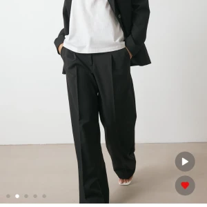 Svarta kostymbyxor från NA-KD, strl 40 - Snygga svarta kostymbyxor från NA-KD i storlek 40, helt oanvända😍