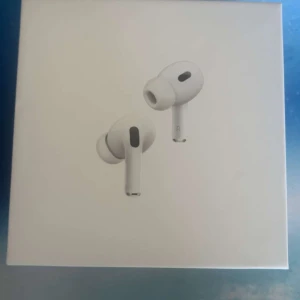 Airpod pro  - AirPod Pro   Helt nya & oöppnade  Säljer ett par AirPod Pro med USB-C som jag fick i present av min morbror. Eftersom jag redan har ett annat par kommer dessa inte till användning.  ✅ Helt nya och oanvända ✅ Fungerande serienummer ✅ Kvitto finns (bifogas i annonsen) ✅ Komplett förpackning med alla tillbehör ✅ Skickas samma dag som betalning mottagits  Det här är den senaste modellen med USB-C, förbättrad brusreducering och bättre ljud än tidigare generationer.  Perfekt för dig som 