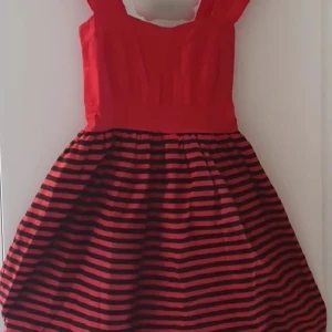 Gullig retro klänning  - Retro Rocka Billy klänning från Fröken Söt stl 34/XS. Resår i ryggen för snyggare passform (se bild 2).