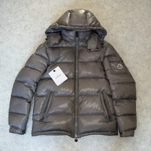 moncler jacka grå - Säljer nu min vinterjacka då jag är sugen på att köpa en ny. Lite tidigt men vädret vänder snabbt. 