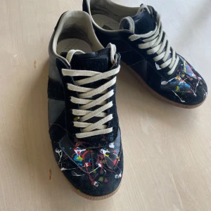 Maison Margiela gats(ÄKTA!) - Inget og medföljer Sjukt feta Gats i svin snygg colorway me asfeta färgstains, skorna är i princip som nya 9/10 skick, är som nya.  • Nypris: 6000kr! strl 40 • passar 41/42 ca 26,5cm. Skriv vid funderingar, priset kan diskuteras