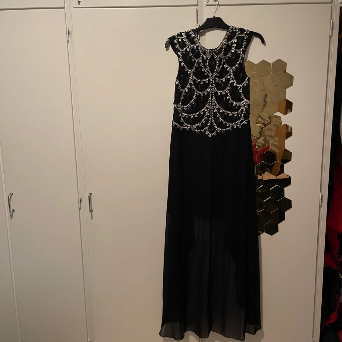 Svart långklänning med pärldetaljer - 1