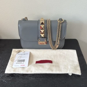 Valentino väska  - Säljer min valentino väska i modellen glam lock. Den har en liten söm på sidan som gått upp men går nog lätt att fixa. Köpte den för ett halvår sen på vestaire där den äkthets kontrollerades. Skriv om ni har frågor eller vill ha fler bilder 