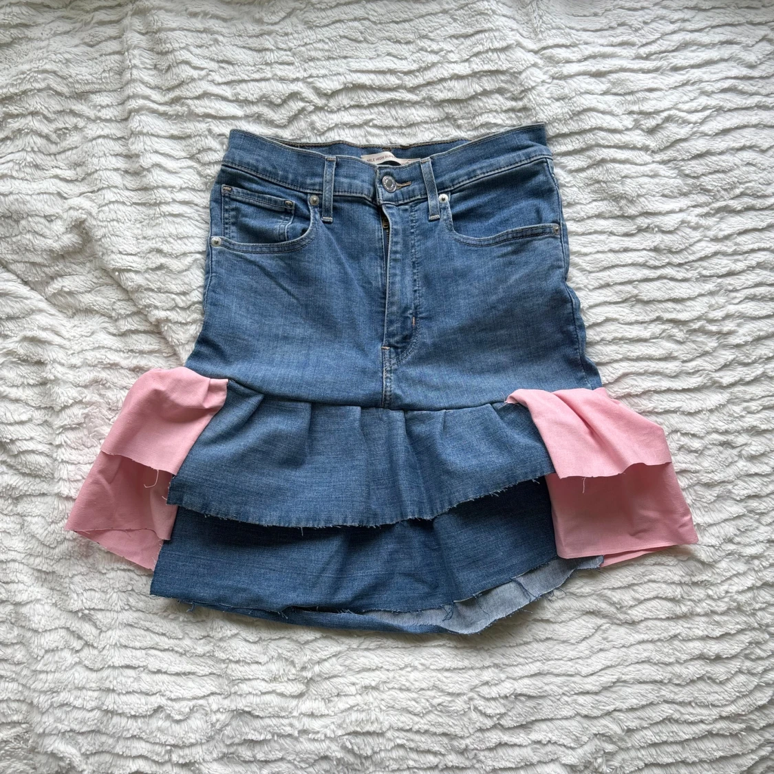 Levi's jeanskjol med volang och rosa detaljer