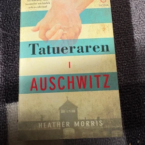 Tatueraren i Auschwitz - En stark och gripande roman om kärlek och överlevnad i koncentrationslägret Auschwitz. Följ Lale och Gitas oförglömliga historia, där hopp och mod växer fram trots omänskliga förhållanden. Perfekt för dig som gillar verklighetsbaserade berättelser med djup.